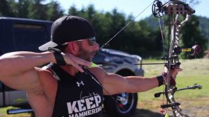стрельба из блочного лука Hoyt от Cameron Hanes